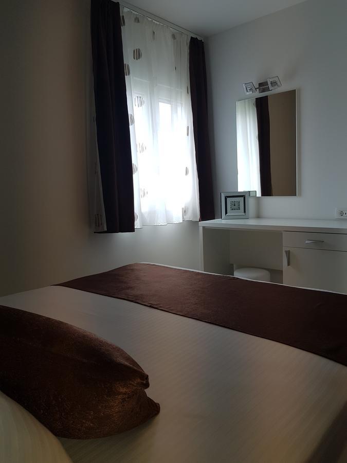 Apartments Petricevic Подстрана Екстериор снимка
